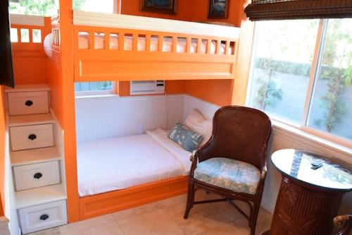 1 dormitorio con litera y silla en 7BD 3BA Parking! 2 min drive to Waikiki Beach! en Honolulu