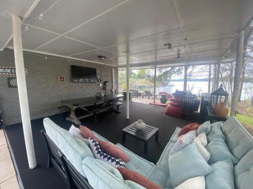 un soggiorno con divani e tavolo da ping pong di Elias Lake House a Gainesville