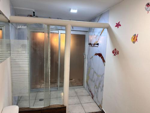 eine Dusche mit Glastür im Bad in der Unterkunft Apartamentos Mar y sol in Chachalacas
