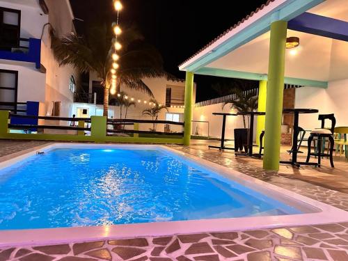 einen Pool mit Pavillon in der Nacht in der Unterkunft Apartamentos Mar y sol in Chachalacas