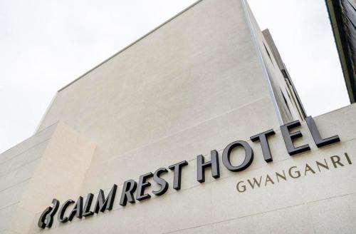 釜山にあるGwanganli Calm Rest Hotelの建物脇の看板