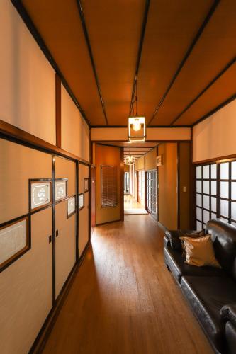 a hallway with a couch in a room at 貸切民泊宿 だんねだんね Private guest house Danne-Danne in Ōno