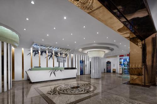 un hall d'entrée avec une réception dans un bâtiment dans l'établissement 凯旋龙酒店广州区庄地铁站店 交易会期间提供免费穿梭巴士, à Canton