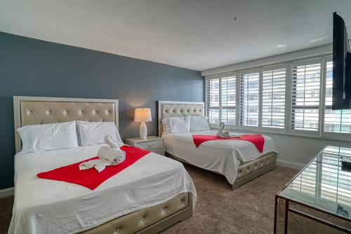 1 dormitorio con 2 camas con animales de peluche en Two Bedroom on the Beach with balcony and Oceanview, en Miami Beach