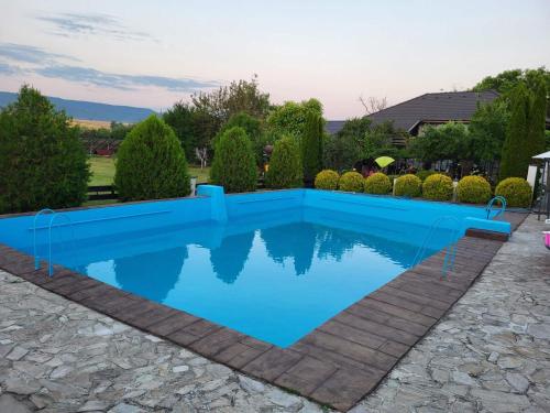 Swimming pool sa o malapit sa Къща за гости “Дългая”