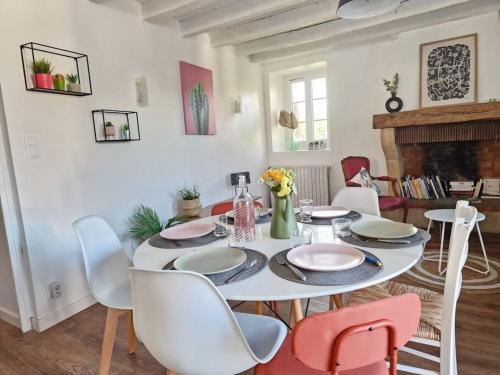 ein Esszimmer mit einem weißen Tisch und Stühlen in der Unterkunft Gîte Garralda Pays Basque 6 pers in Saint-Esteben