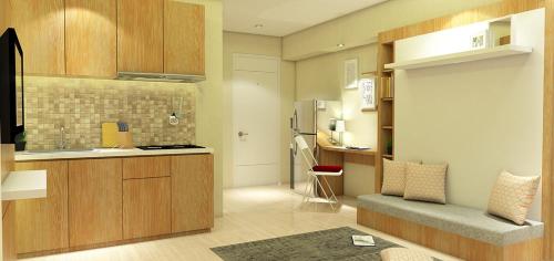 eine Küche mit Holzschränken und einer Arbeitsplatte in der Unterkunft Apartemen Green Pramuka City Tipe Studio (1 BR) in Jakarta