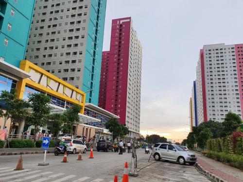 eine Stadtstraße mit Verkehrskegeln und hohen Gebäuden in der Unterkunft Apartemen Green Pramuka City Tipe Studio (1 BR) in Jakarta