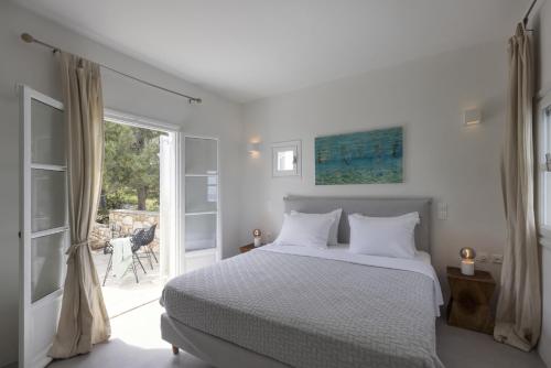 Postel nebo postele na pokoji v ubytování Villa Alkyoni · Beautiful 8-person Family Villa with Great Views