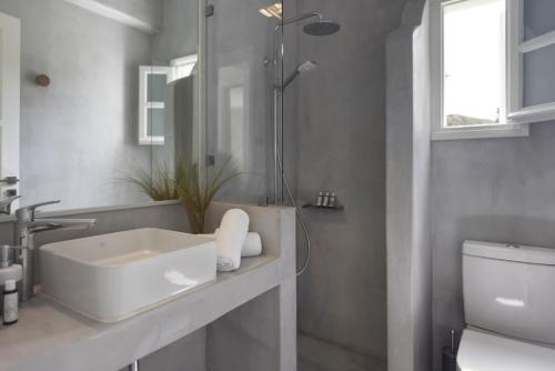 ein Badezimmer mit Waschbecken, Dusche und Toilette in der Unterkunft Villa Alkyoni · Beautiful 8-person Family Villa with Great Views in Naoussa