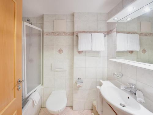 ツェルマットにあるアパートメンツ アウラの白いバスルーム(洗面台、トイレ付)