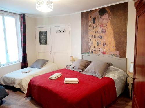 1 dormitorio con 2 camas y una manta roja con toallas en Les Flots De Ma Vie Chambres D Hotes et tipi Florence Et Virginie Gossin, en Barzan