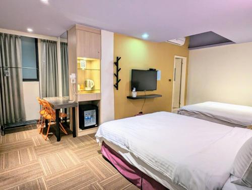 Pokój hotelowy z 2 łóżkami i biurkiem w obiekcie Macchi Hotel - Taipei w Tajpej