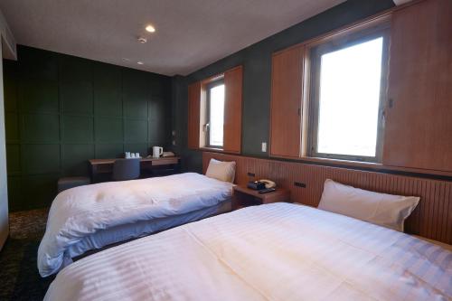 a room with two beds and a window at 3s HOTEL ATSUGI in Atsugi