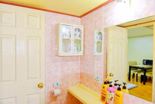 ein Badezimmer mit Waschbecken und Spiegel in der Unterkunft G-503 Secret AZIT in Gunsan in Gunsan