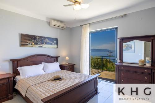 Postel nebo postele na pokoji v ubytování Villa Mare with Infinite sea views!