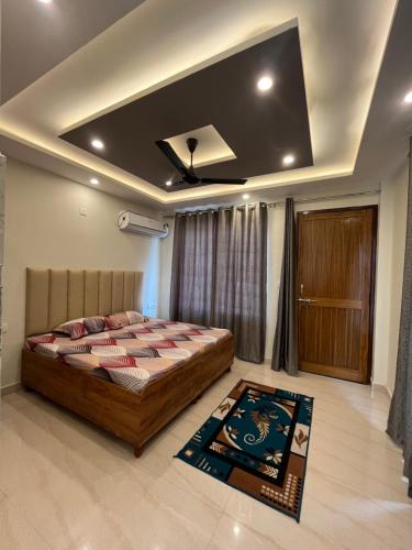 1 dormitorio con cama y techo en Anjali Home Stay en Rishīkesh