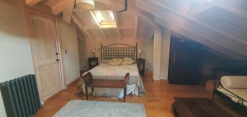 a bedroom with a bed in a attic at Fuente de Güelo in San Bartolomé de Meruelo