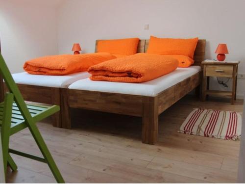 Un pat sau paturi într-o cameră la Apartment "Max & Moritz"