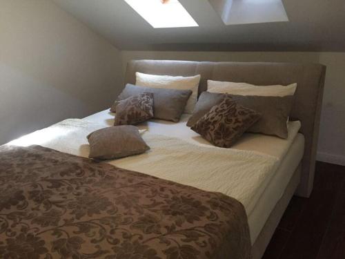 Bett mit Kissen darauf in einem Zimmer in der Unterkunft Holiday apartment Amsterdam in Plau am See