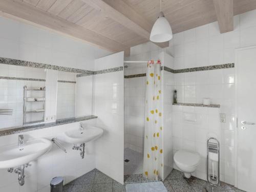 ein weißes Badezimmer mit 2 Waschbecken und einem WC in der Unterkunft am Schönwasen Modern retreat in Freiamt