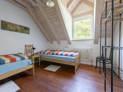 Zimmer mit 2 Betten und einem Fenster in der Unterkunft am Schönwasen Modern retreat in Freiamt