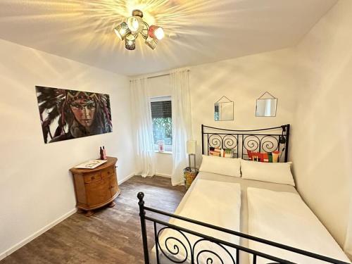 Schlafzimmer mit einem Bett und einem Deckenventilator in der Unterkunft Milan Modern Retreat in Xanten