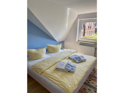 ein Schlafzimmer mit einem Bett mit zwei Handtüchern darauf in der Unterkunft Holiday home Fischer in Juist