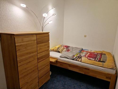 een kleine slaapkamer met een bed en een dressoir bij Forest Residence Modern retreat in Unterkirnach