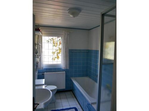 La salle de bains est pourvue d'une baignoire, de toilettes et d'un lavabo. dans l'établissement Former village school, à Stockhausen-Illfurth