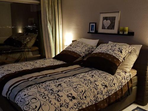 um quarto com uma cama com almofadas e uma janela em Dream view over Cologne em Colônia