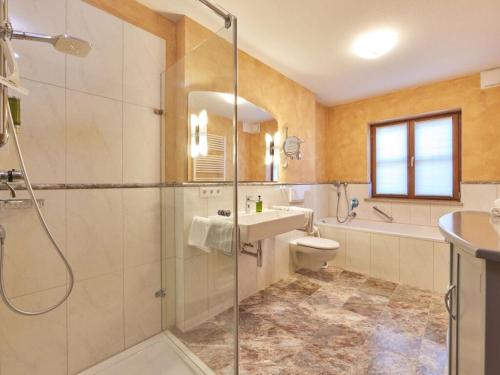 uma casa de banho com um chuveiro, um lavatório e um WC. em Apartments Christiane em Oberammergau