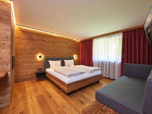um quarto com uma cama grande e uma janela em Apartments Christiane em Oberammergau