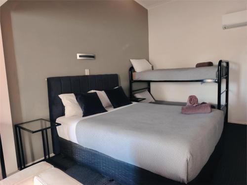 Ένα ή περισσότερα κρεβάτια σε δωμάτιο στο Altair Motel