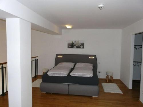 1 dormitorio con 1 cama en una habitación en Kampenwand Loft Modern retreat, en Aschau