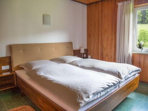 een slaapkamer met een groot bed en een raam bij 2 Siefertshof Modern retreat 