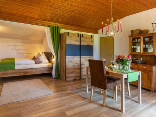 1 dormitorio con 1 cama y 1 mesa y 1 dormitorio con 1 cama en Hörndlwand Ruhpolding, en Ruhpolding