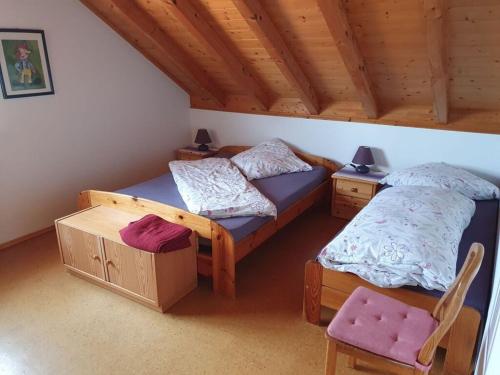 1 dormitorio con 2 camas, mesa y silla en Wutachtal Modern retreat 