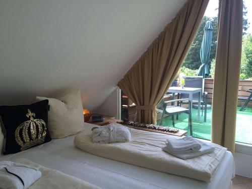 ハーネンクレー・ボックスヴィーゼにあるDream view Comfortable holiday residenceのベッドとタオル2枚のある寝室