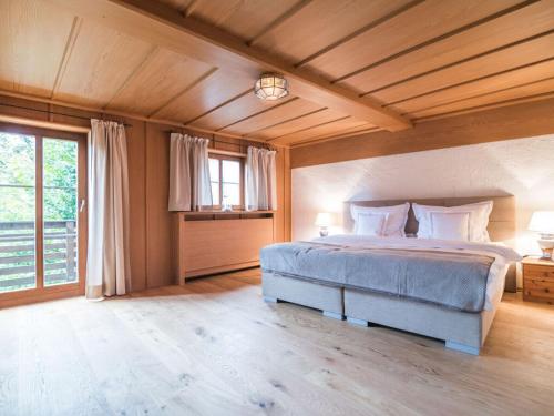 um quarto com uma cama e uma grande janela em Holiday apartment HANS in the Schusterhäusl em Achenmühle