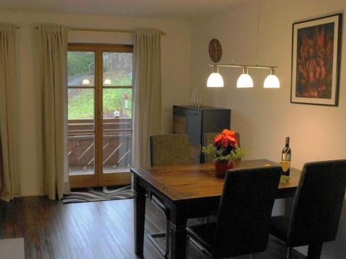 uma sala de jantar com uma mesa e cadeiras e uma janela em Bader Modern retreat em Blaichach
