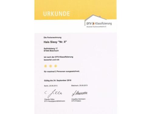 Un certificado, premio, letrero u otro documento en Bader Modern retreat