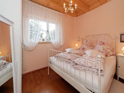 een slaapkamer met een wit bed en een raam bij Nesterl Modern retreat in Mitterfirmiansreut