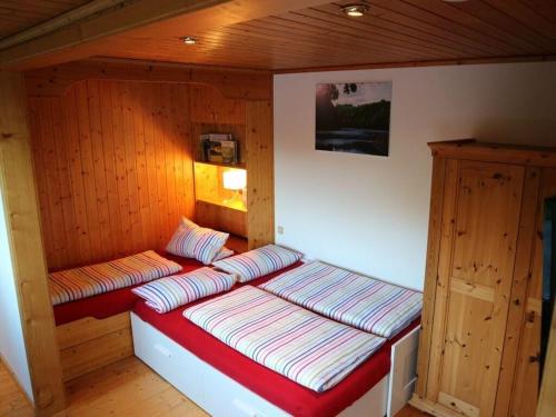 um quarto com 2 camas num chalé de madeira em St Lambertus Apartment A em Lambertsberg