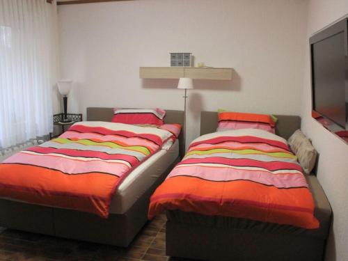 dos camas sentadas una al lado de la otra en un dormitorio en "At the Mühlenbachaue" en Nettetal