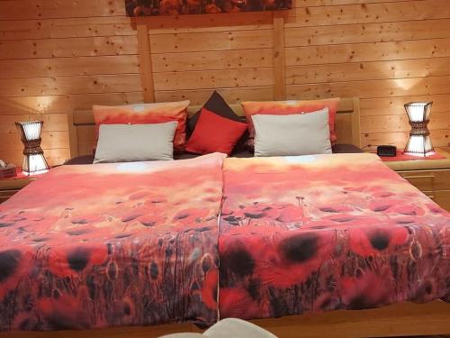 A bed or beds in a room at Palatinate Chalet in Großkarlbach