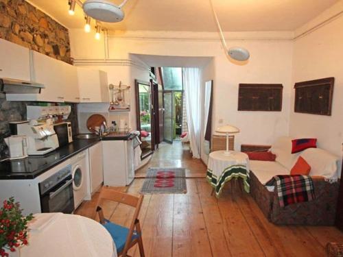 uma cozinha e sala de estar com um sofá e uma mesa em Rust pile Modern retreat em Constança