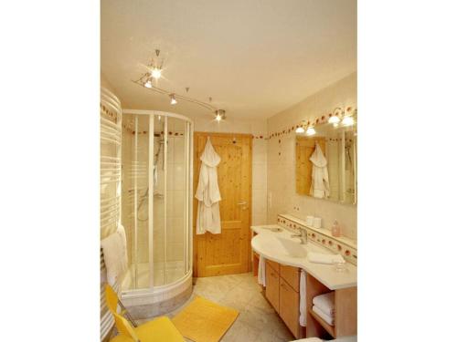 a bathroom with two sinks and a shower at Valley view in the Ferienhaus Schenk 