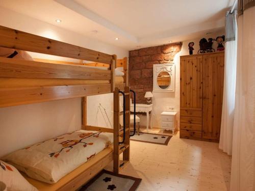 1 dormitorio con 2 literas y baño en chez Emil and Isabelle, en Rumbach