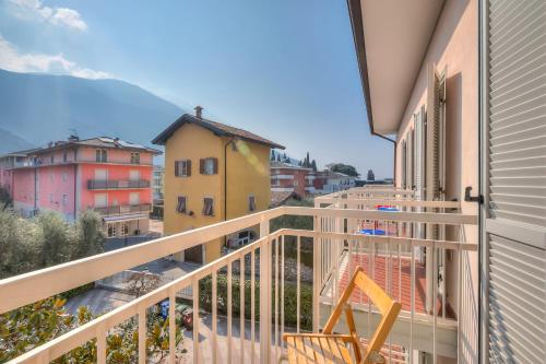 balcón con vistas a la ciudad en Casa al Cor Apartments - Happy Rentals, en Nago-Torbole